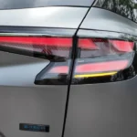 Close-up van 2025 Renault Austral LED achterlicht met moderne ontwerpelementen en E-TECH hybride badge
