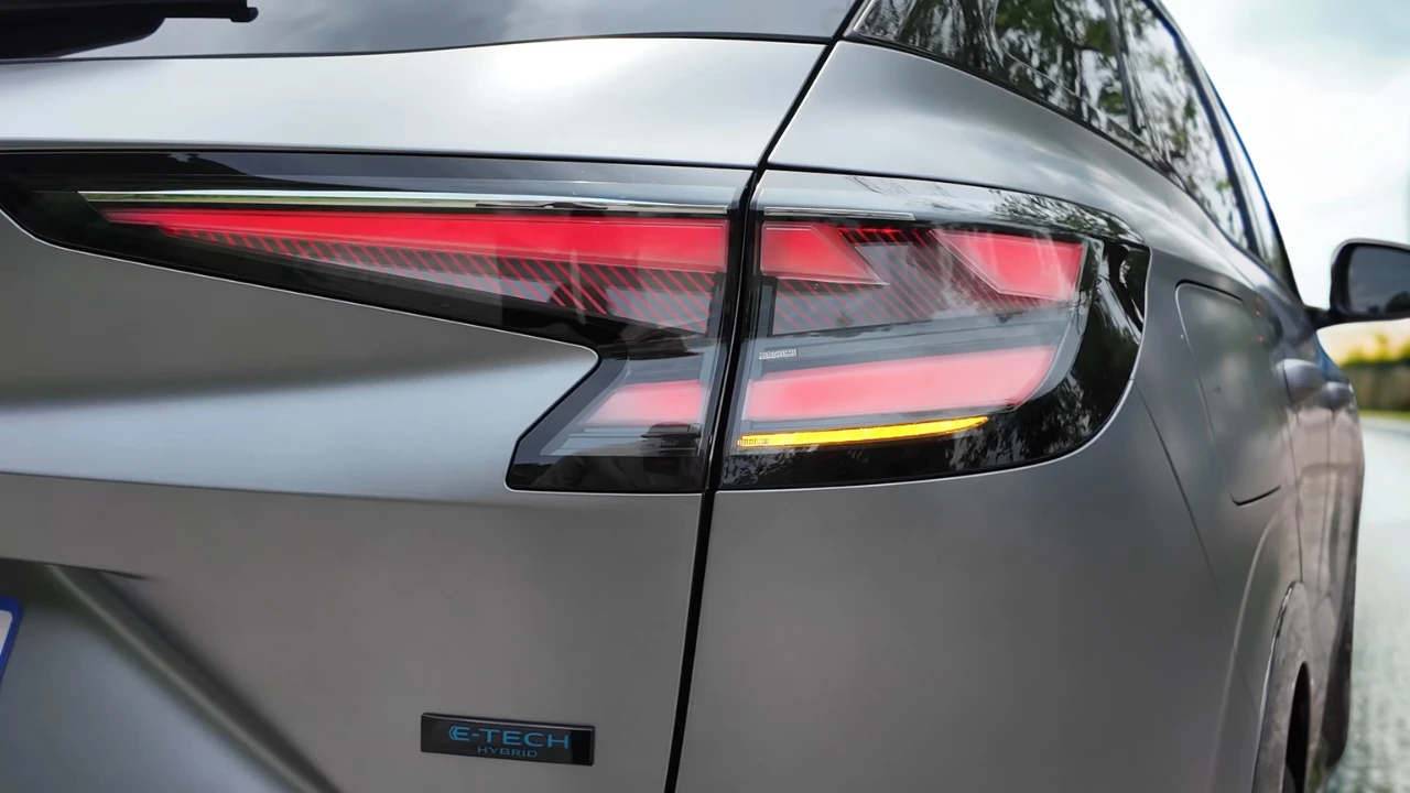 Close-up van 2025 Renault Austral LED achterlicht met moderne ontwerpelementen en E-TECH hybride badge