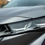 Gedetailleerd beeld van 2025 Renault Austral Matrix LED koplamp met modern diamantvormig DRL-patroon en adaptieve lichttechnologie