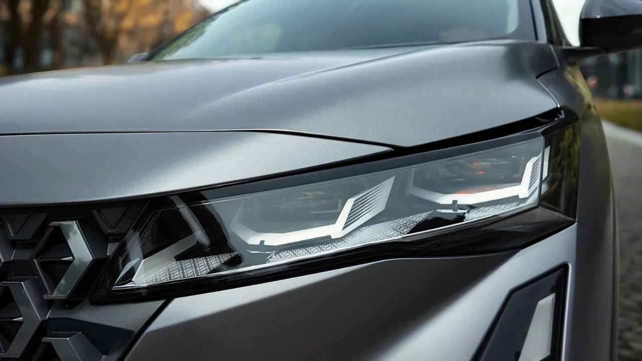 Gedetailleerd beeld van 2025 Renault Austral Matrix LED koplamp met modern diamantvormig DRL-patroon en adaptieve lichttechnologie