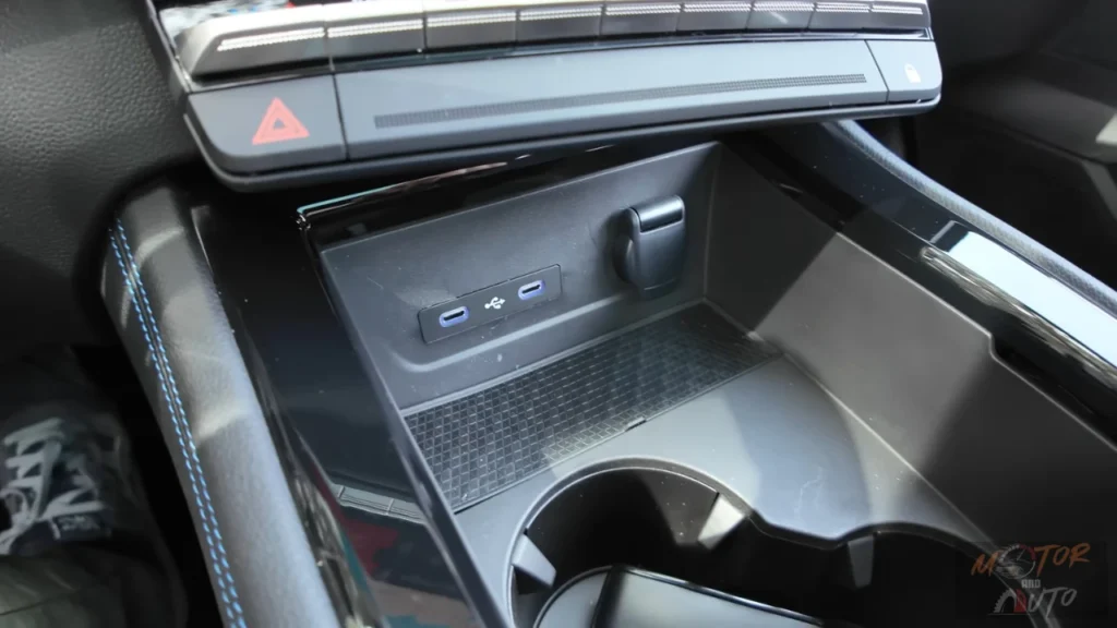 Middenconsole opbergruimte van 2025 Renault Austral met draadloos oplaadgebied, USB-C poorten en opbergvakken