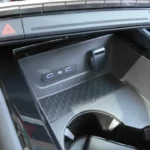 Middenconsole opbergruimte van 2025 Renault Austral met draadloos oplaadgebied, USB-C poorten en opbergvakken