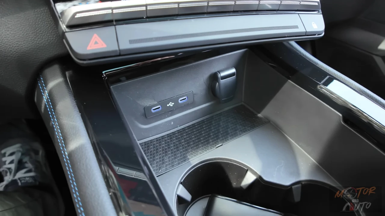 Middenconsole opbergruimte van 2025 Renault Austral met draadloos oplaadgebied, USB-C poorten en opbergvakken