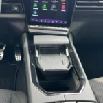 Middenconsole van 2025 Renault Austral met draadloos oplaadgebied, opbergvakken en modern ontwerp