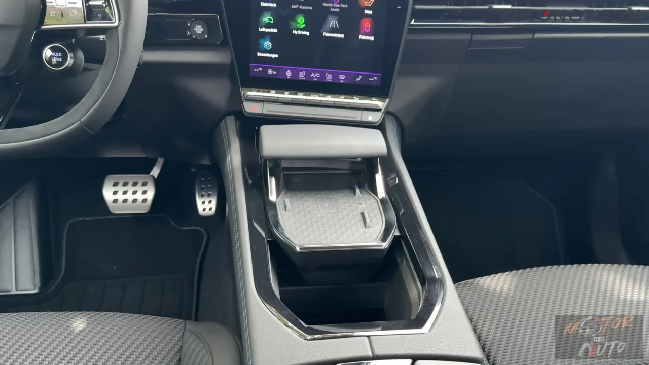 Middenconsole van 2025 Renault Austral met draadloos oplaadgebied, opbergvakken en modern ontwerp