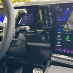 Close-up van het OpenR Link systeem van de 2025 Renault Austral toont Google Maps, Google Assistant en verschillende auto-instellingen op het 12-inch display.