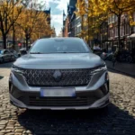 Volledig vooraanzicht van 2025 Renault Austral op kinderkopjes met compleet voorontwerp inclusief grille, koplampen en bumper