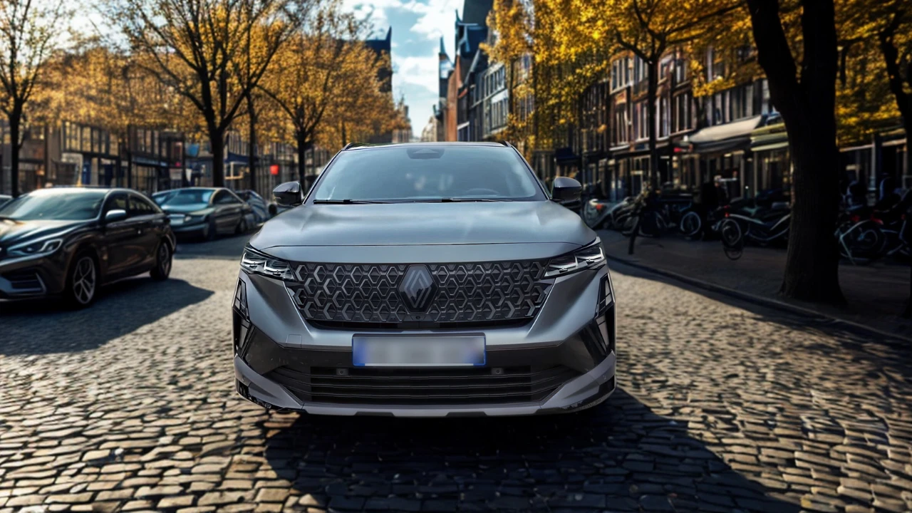 Volledig vooraanzicht van 2025 Renault Austral op kinderkopjes met compleet voorontwerp inclusief grille, koplampen en bumper