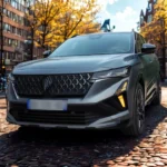 Vooraanzicht van 2025 Renault Austral met diamant-patroon grille, LED koplampen en vernieuwde voorbumper
