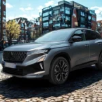 2025 Renault Austral compacte SUV voorkant driekwart aanzicht met nieuw grille-ontwerp, LED koplampen en moderne styling