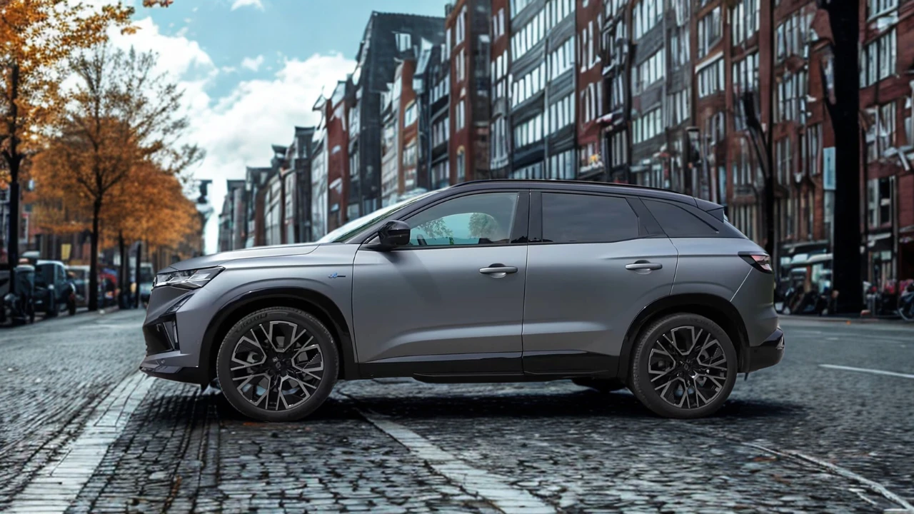 Zijkant profiel van 2025 Renault Austral met SUV proporties, deurgrepen en algehele designtaal