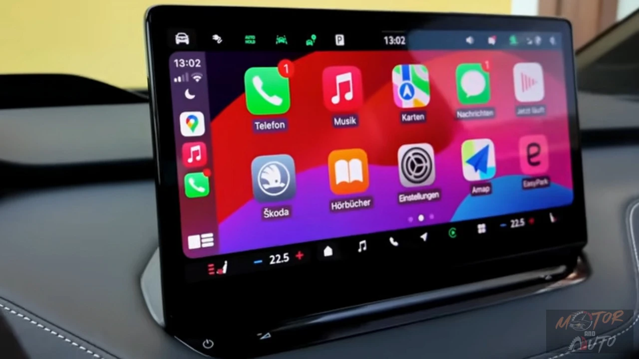 2025 Škoda Enyaq 13-inch touchscreen infotainment systeem met Apple CarPlay interface, diverse app iconen en kleurrijke achtergrond