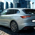 2025 Škoda Enyaq elektrische SUV achter driekwart aanzicht met LED achterlichten, ENYAQ badge en moderne SUV verhoudingen tegen eigentijdse stedelijke skyline