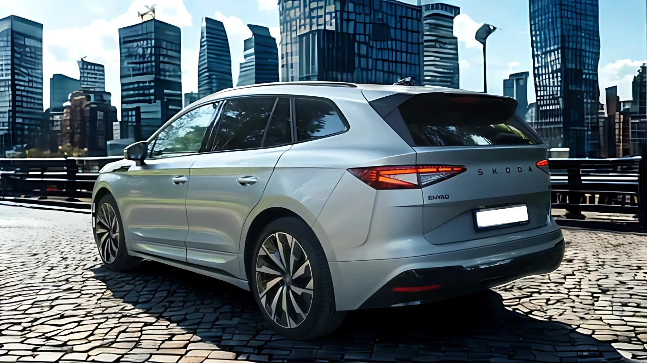 2025 Škoda Enyaq elektrische SUV achter driekwart aanzicht met LED achterlichten, ENYAQ badge en moderne SUV verhoudingen tegen eigentijdse stedelijke skyline