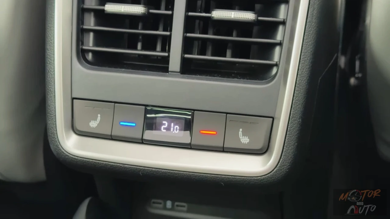 Close-up van 2025 Škoda Enyaq achter klimaatregeling paneel met temperatuurweergave van 21 graden, verwarmde stoelregeling en luchtroosters erboven