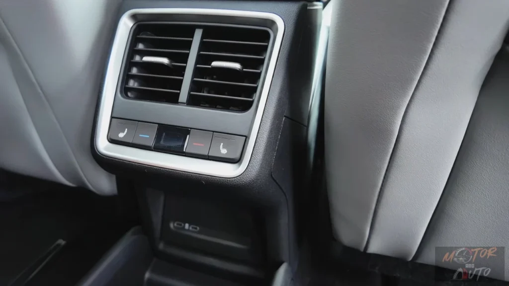 2025 Škoda Enyaq Achterluchtroosters, klimaatregeling en USB-C-oplaadpunten
