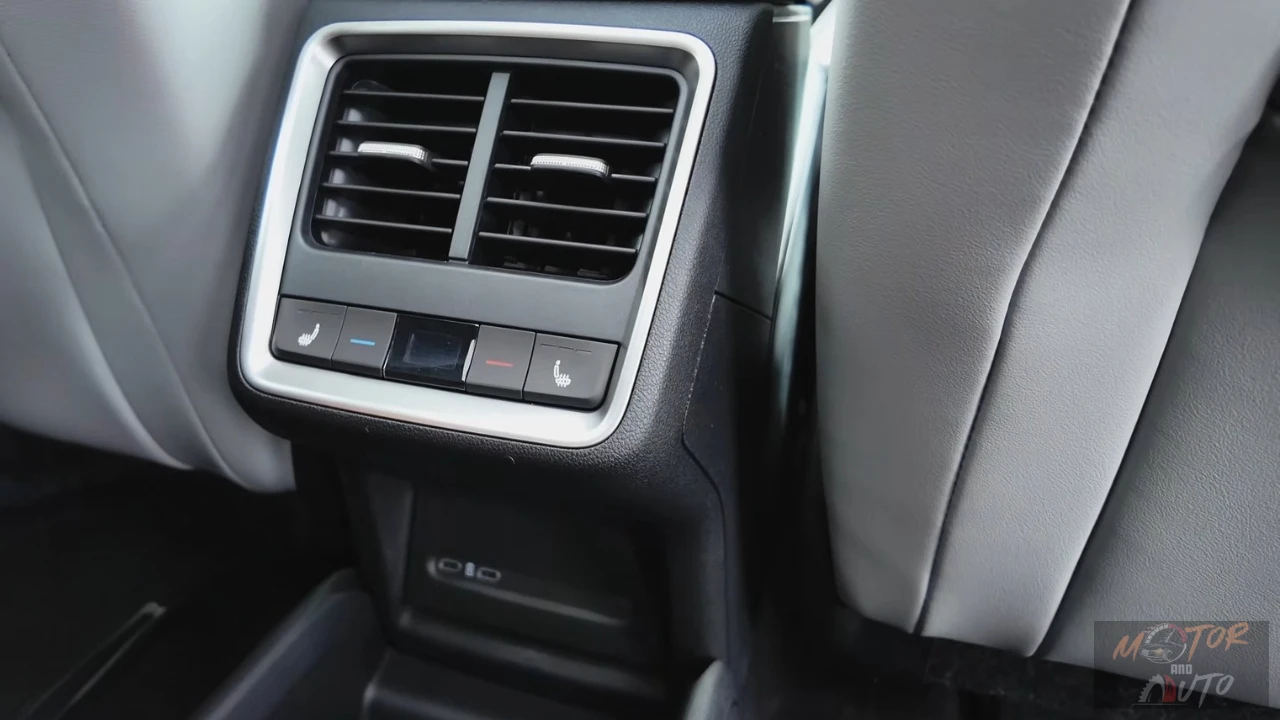 2025 Škoda Enyaq Achterluchtroosters, klimaatregeling en USB-C-oplaadpunten