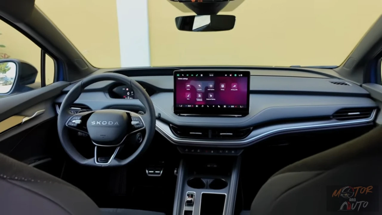 Breed interieurzicht van 2025 Škoda Enyaq met complete dashboard, stoelen en ruime cabine met groot infotainment scherm en modern ontwerp