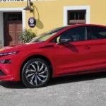 Enyaq Coupé behoudt hetzelfde vorontwerp als de SUV versie, met LED Matrix koplampen, onderscheidend rooster en ŠKODA letters. Verkrijgbaar in alle drie uitvoeringen: Selection, Business Edition en Sportline.
