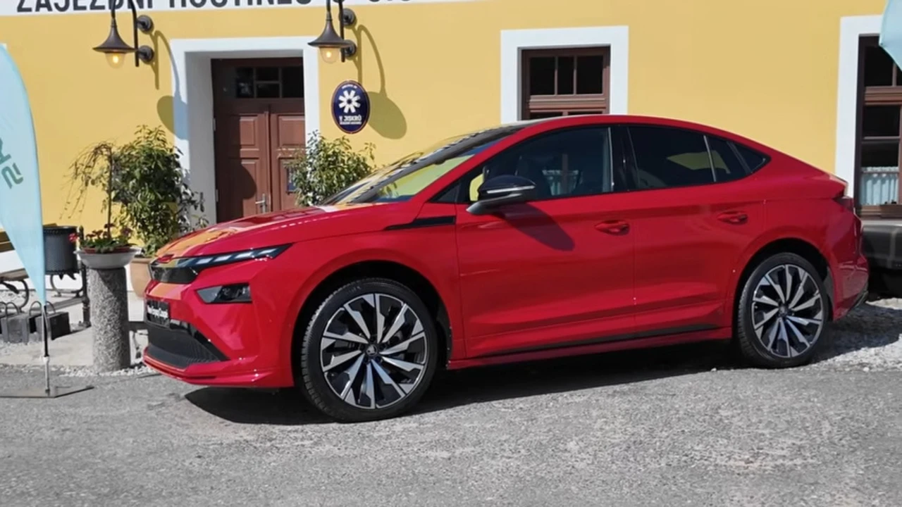 Enyaq Coupé behoudt hetzelfde vorontwerp als de SUV versie, met LED Matrix koplampen, onderscheidend rooster en ŠKODA letters. Verkrijgbaar in alle drie uitvoeringen: Selection, Business Edition en Sportline.