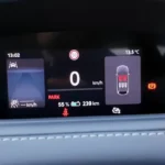 2025 Škoda Enyaq digitaal instrumentenpaneel met 0 km/u snelheid, 55% batterijniveau, 239km bereik en diverse EV-specifieke indicatoren op donkere achtergrond