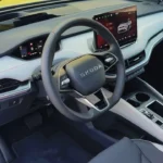 Eigentijds interieur met 13" infotainment display met navigatie (standaard), 5,3" digitale cockpit en chroom interieuraccenten. Loft interieurontwerp met stof/kunstleder beschikbaar in alle uitvoeringen.