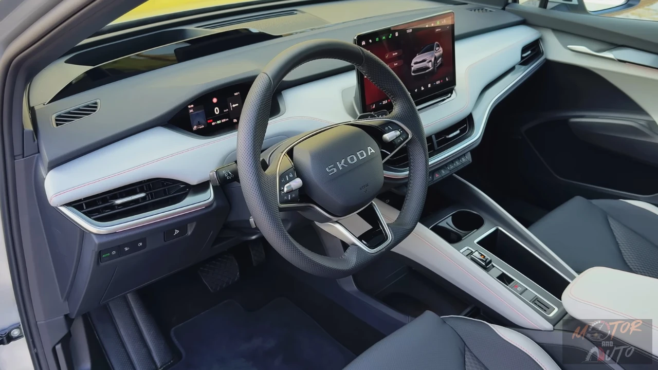 Eigentijds interieur met 13" infotainment display met navigatie (standaard), 5,3" digitale cockpit en chroom interieuraccenten. Loft interieurontwerp met stof/kunstleder beschikbaar in alle uitvoeringen.