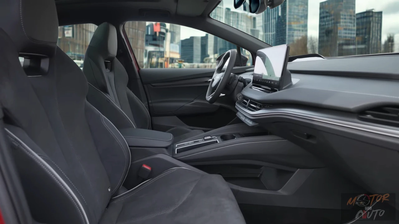 Zijaanzicht van 2025 Škoda Enyaq interieur met bestuurders- en passagiersstoelen in grijze stofbekleding, centraal infotainment scherm en modern dashboard ontwerp met stadszicht door ramen