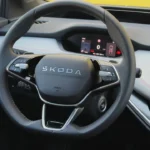 Verwarmd leren multifunctioneel stuurwiel met uitgebreide bediening. Selection en Business Edition hebben 2-spaaks ontwerp, terwijl Sportline een 3-spaaks sportstuurwiel krijgt met paddle shifters voor recuperatie.