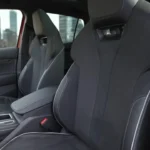 Comfort voorstoelen met Loft interieurontwerp in stof/kunstleder combinatie, handmatige lendensteun (Selection uitvoering), en verwarmingsfunctie standaard in alle uitvoeringen. Business Edition en Sportline hebben elektrisch verstelbare bestuurdersstoel met geheugenfunctie.