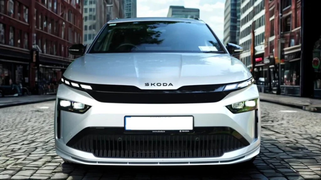 2025 Škoda Enyaq elektrische SUV vooraanzicht in Moon White metallic kleur met LED Matrix koplampen, zwart rooster en ŠKODA badge op kinderkopjes straat met stedelijke gebouwen op de achtergrond
