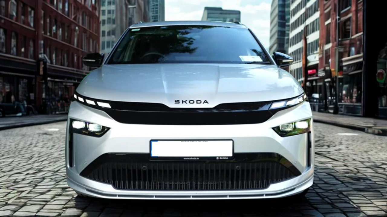 2025 Škoda Enyaq elektrische SUV vooraanzicht in Moon White metallic kleur met LED Matrix koplampen, zwart rooster en ŠKODA badge op kinderkopjes straat met stedelijke gebouwen op de achtergrond