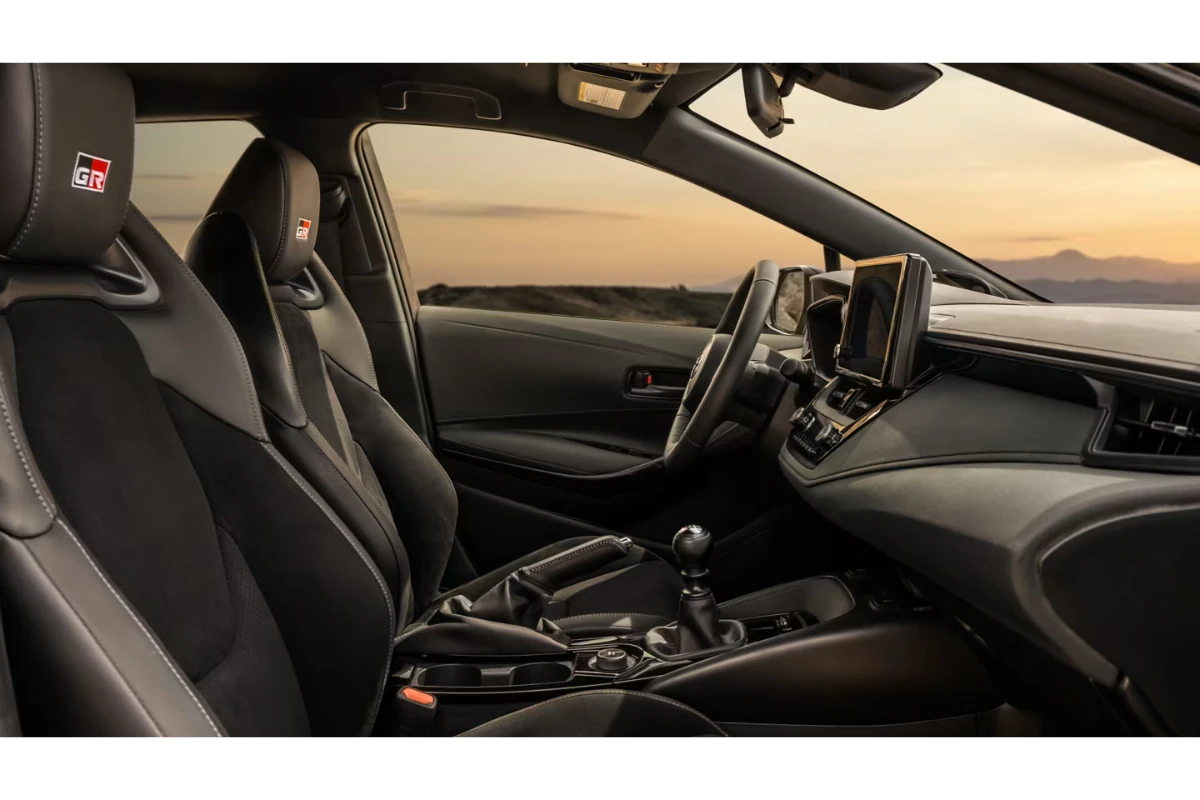 2025 Toyota GR Corolla Complete Interieurcabine met GR Sportstoelen