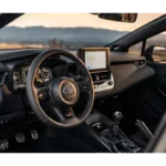 2025 Toyota GR Corolla Interieur met Handgeschakelde Versnelling en GR Stuurwiel