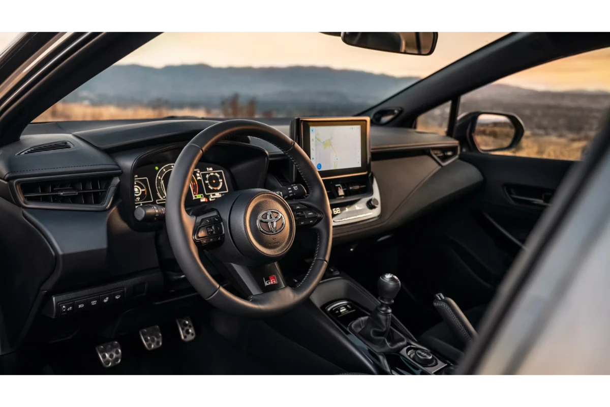 2025 Toyota GR Corolla Interieur met Handgeschakelde Versnelling en GR Stuurwiel