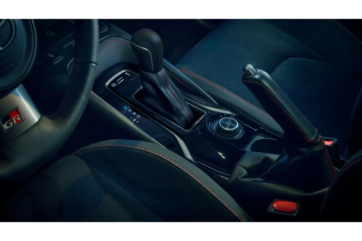 2025 Toyota GR Corolla Middenconsole met 8-Versnellingen Automatische Transmissie
