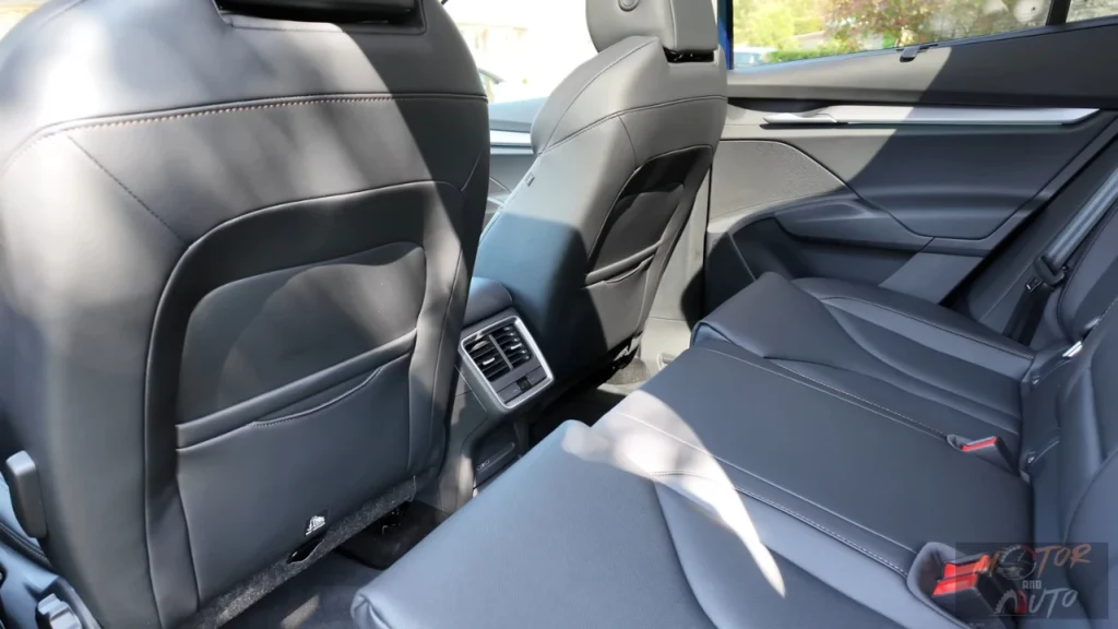 Achterbankdetail met hoogwaardige bekleding, passend bij het Loft-interieurontwerp