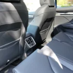 Achterbankdetail met hoogwaardige bekleding, passend bij het Loft-interieurontwerp