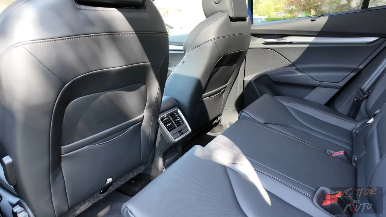 Achterbankdetail met hoogwaardige bekleding, passend bij het Loft-interieurontwerp