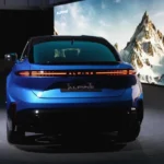 Alpine A390 achteraanzicht met verlichte ALPINE badge en driehoekige LED achterlichten