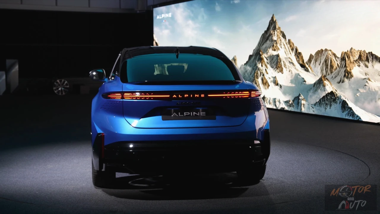 Alpine A390 achteraanzicht met verlichte ALPINE badge en driehoekige LED achterlichten