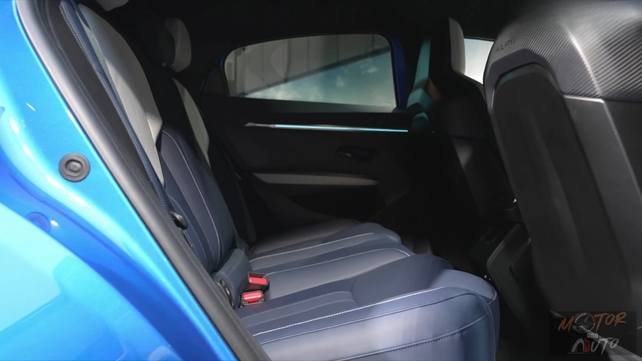 Alpine A390 achterste interieur met ruime zitplaatsen en premium gezinsgericht ontwerp