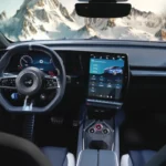 Het high-tech dashboard van de Alpine A390 heeft een 12,3-inch digitaal instrumentencluster en 12-inch infotainment scherm dat het geavanceerde Alpine Telemetrics systeem toont voor prestatiemonitoring.