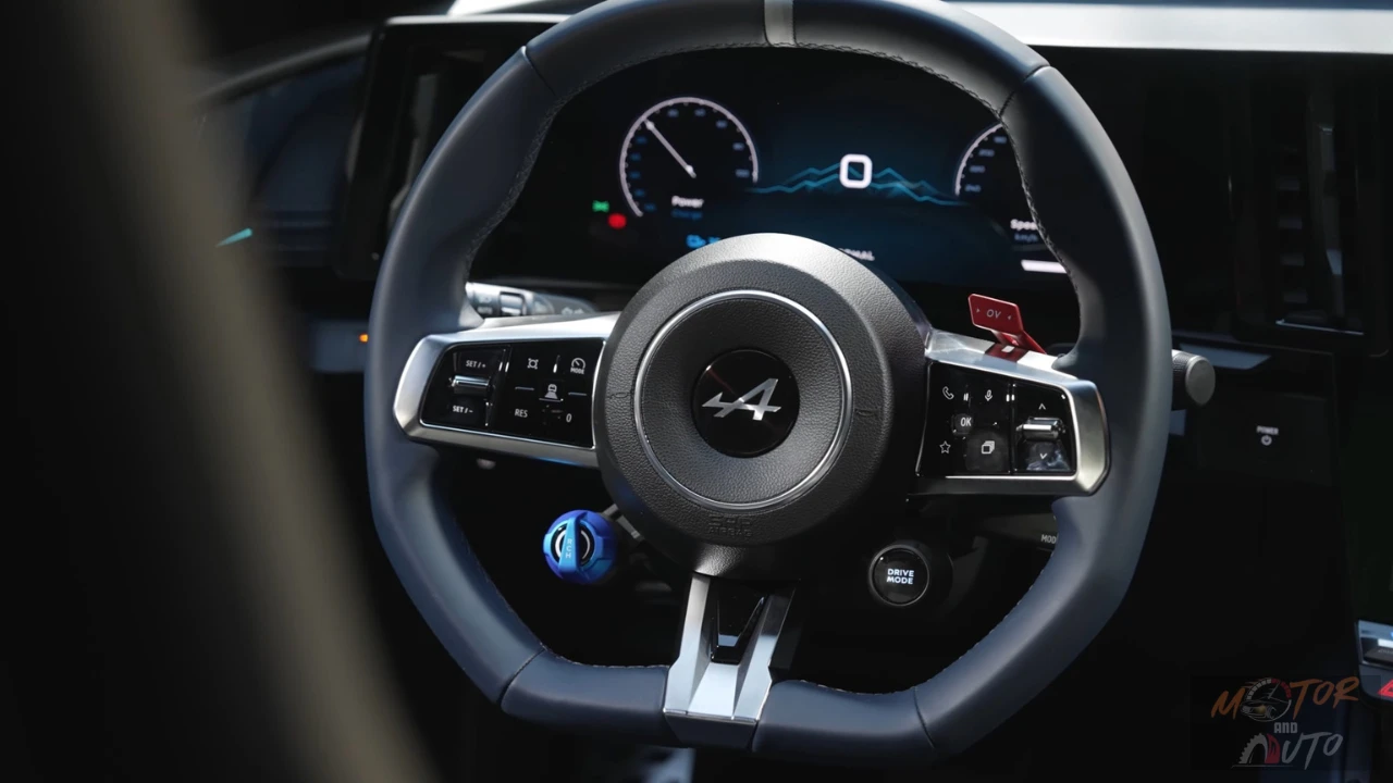 Het motorsportgeïnspireerde stuurwiel van de Alpine A390 heeft de kenmerkende rode 'OV' (Overtake) knop en blauwe 'RCH' (Recharge) draaiknop, wat Formule 1 technologie naar gezinsrijden brengt.