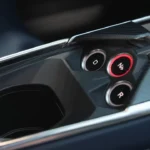 De middenconsole van de Alpine A390 heeft de karakteristieke Alpine RND transmissiebediening met aanpasbare vleugels, waarbij de kenmerkende ontwerptaal van het merk behouden blijft.