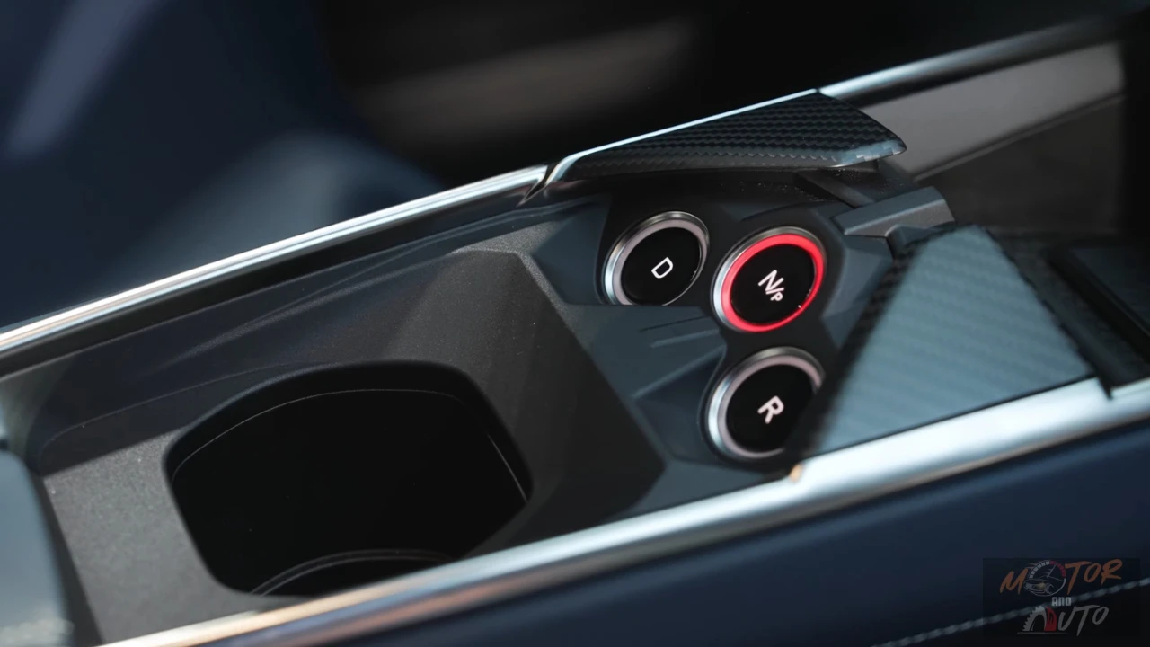 De middenconsole van de Alpine A390 heeft de karakteristieke Alpine RND transmissiebediening met aanpasbare vleugels, waarbij de kenmerkende ontwerptaal van het merk behouden blijft.