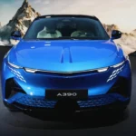 2025 Alpine A390 elektrische SUV vooraanzicht in blauw met driehoekige LED koplampen en bergachtergrond