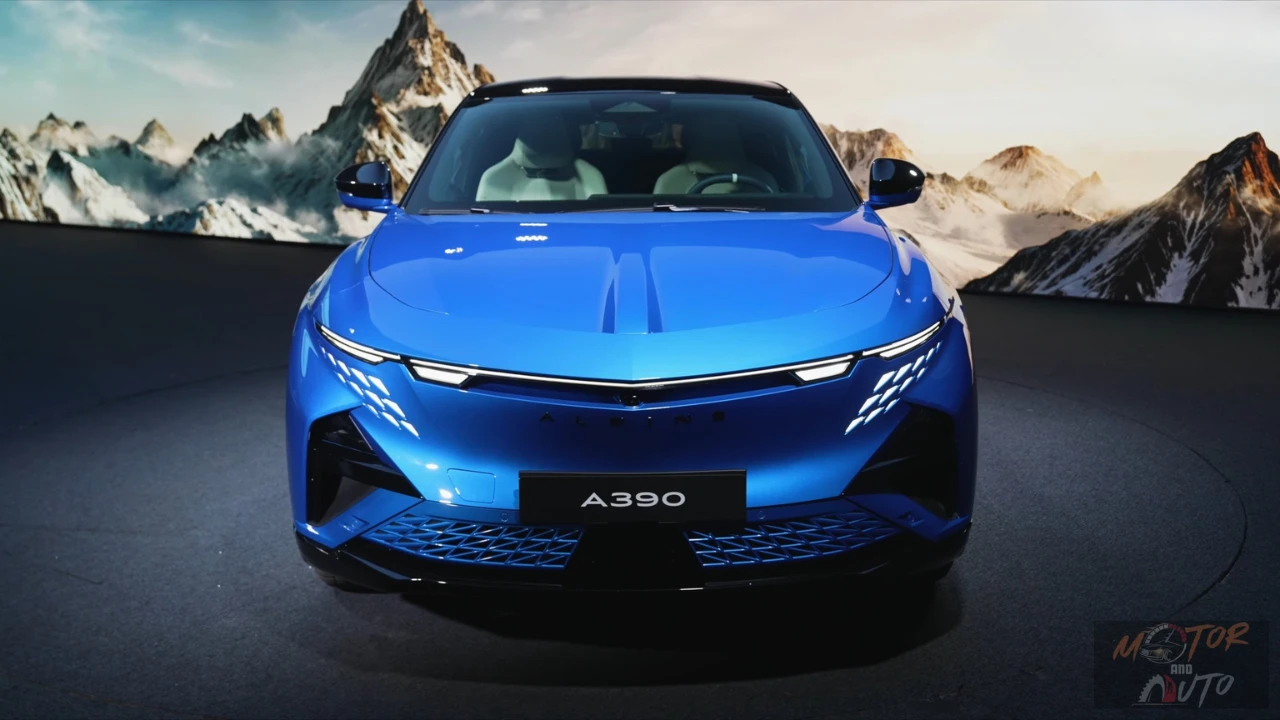 2025 Alpine A390 elektrische SUV vooraanzicht in blauw met driehoekige LED koplampen en bergachtergrond