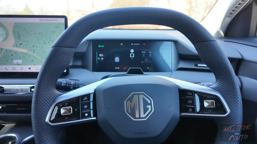 Bestuurdersdisplay en stuurwielbediening van de MG S5 EV uit 2025