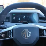 Bestuurdersdisplay en stuurwielbediening van de MG S5 EV uit 2025